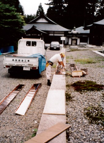 寺社の現場で銅板を扱う二代目(1980年代)