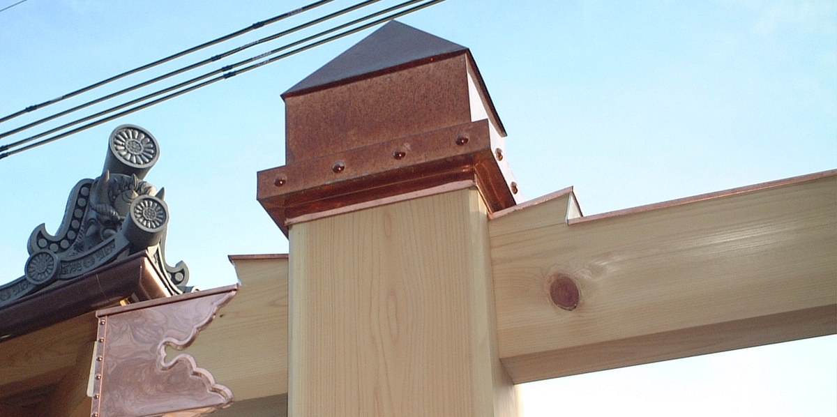 寺社の門柱に銅板を巻いた意匠性のある板金加工