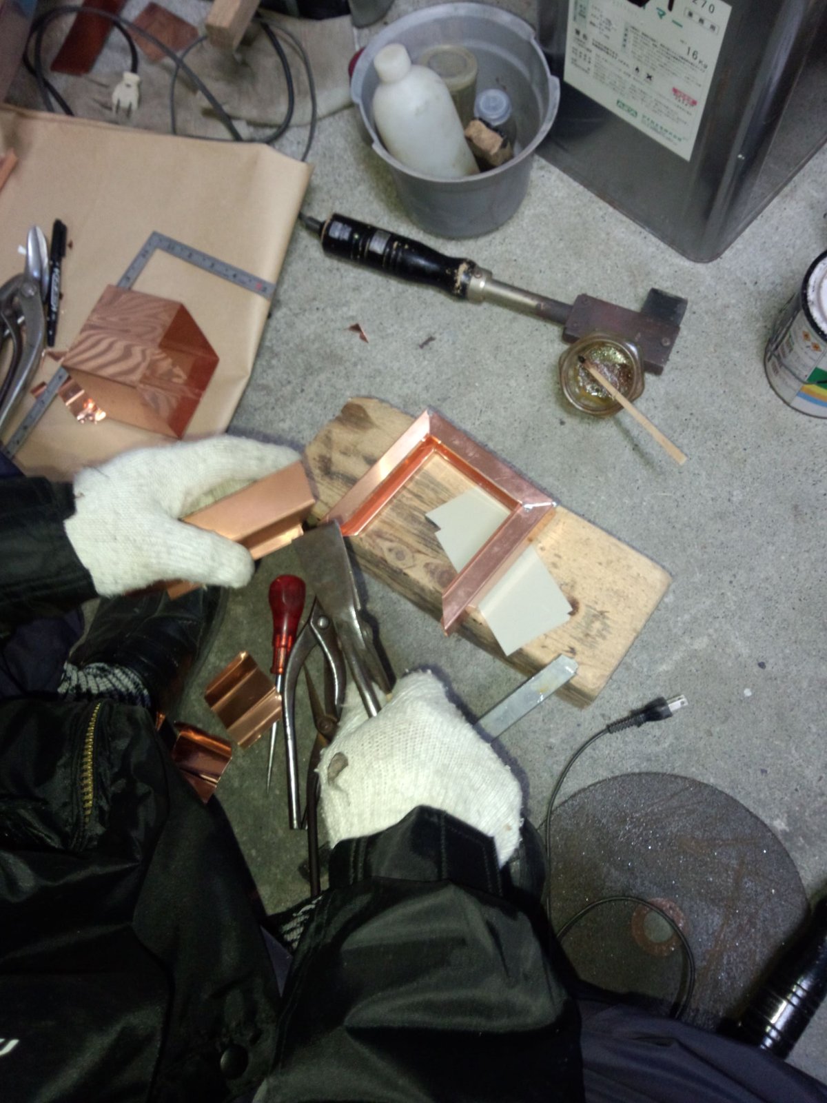 銅板を加工する職人の手元