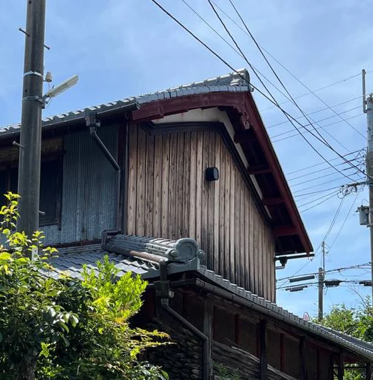 交換後の反対側。新しい縦樋に取り替えられ軒先まわりが整った状態