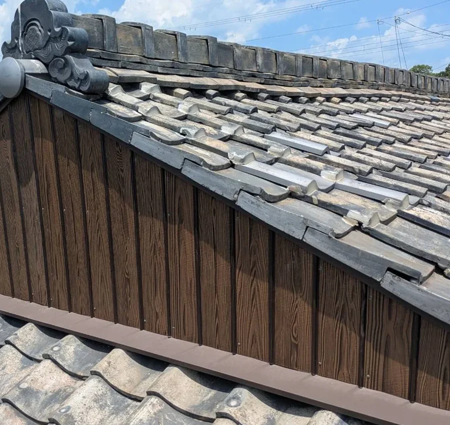 施工後の入母屋破風。木目調ガルバリウム鋼板の破風板金で覆われた状態