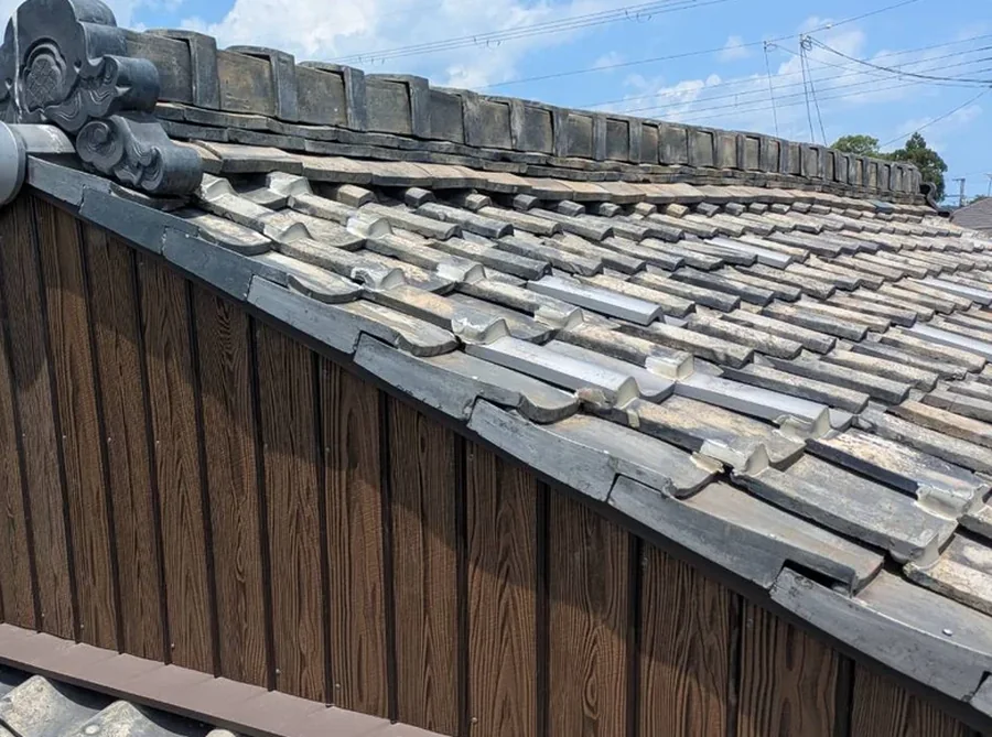 大津市の日本家屋で入母屋破風を木目調ガルバリウム鋼板の板金で仕上げた施工後の様子