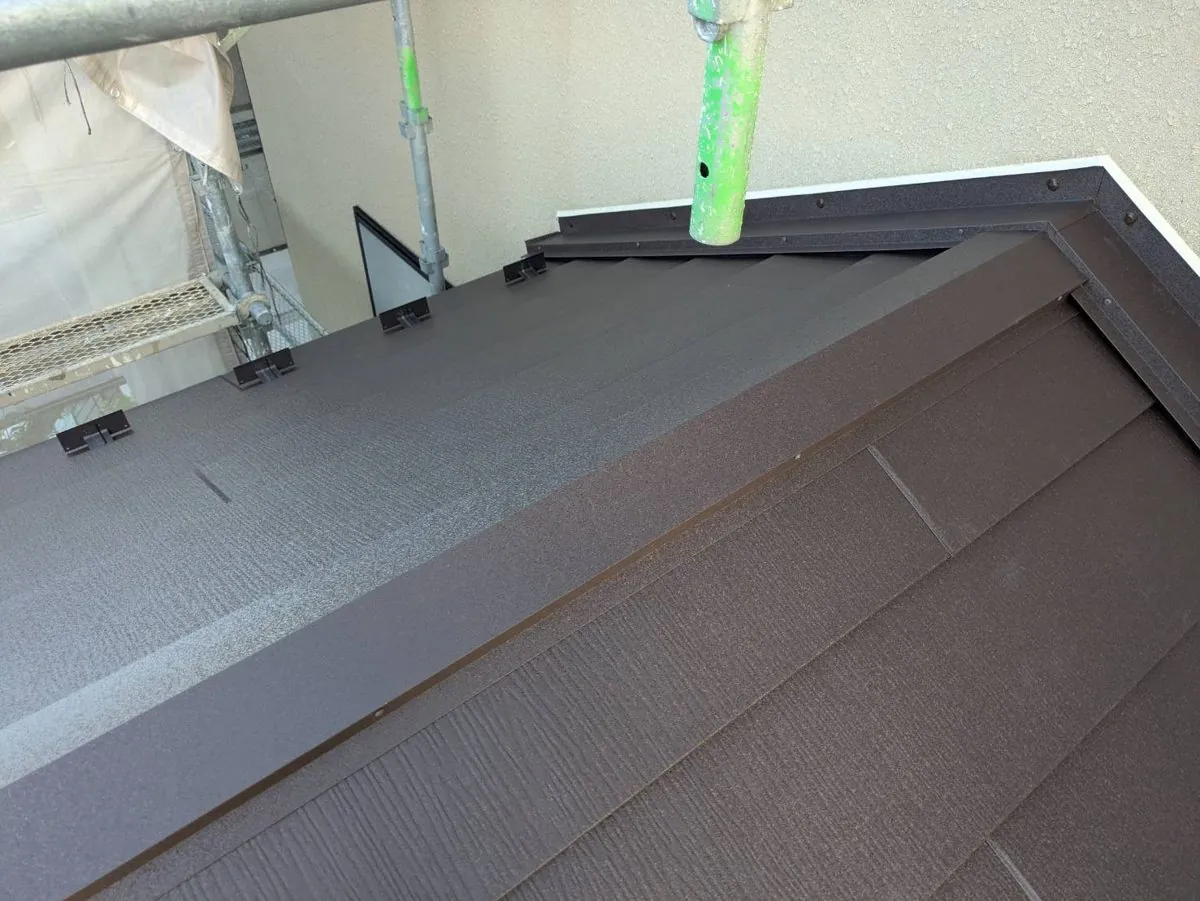 外壁との取合いを板金の水切りで納めた下屋根の仕上がり