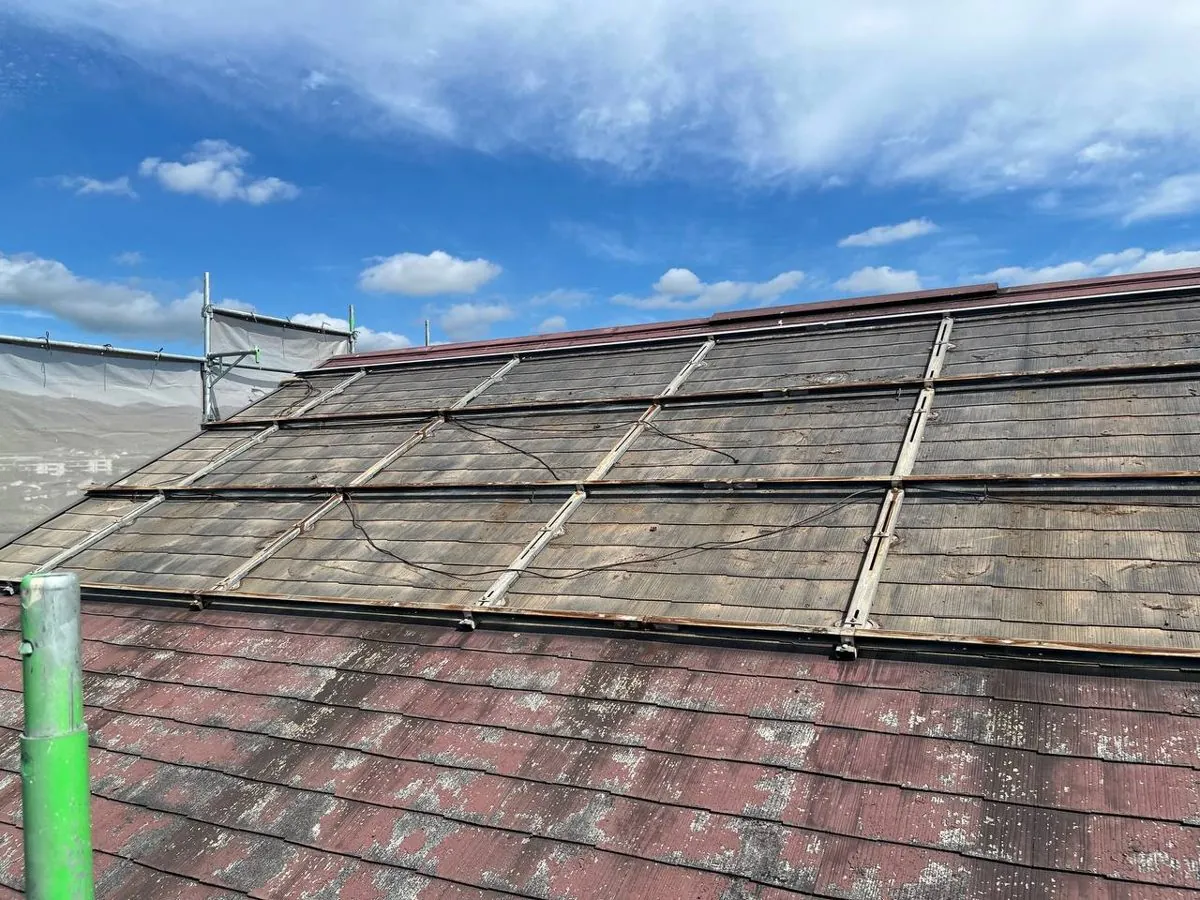 太陽光パネルを取り外し、架台が残っているスレート屋根