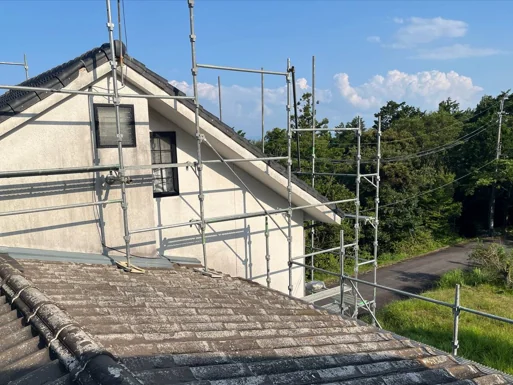 葺き替え前の緩勾配屋根。U瓦に苔と劣化が広がっている状態